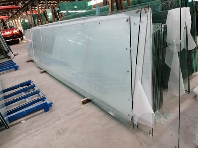 海南红旗4S店展厅 19毫米超白吊挂钢化玻璃幕墙的应用与优势